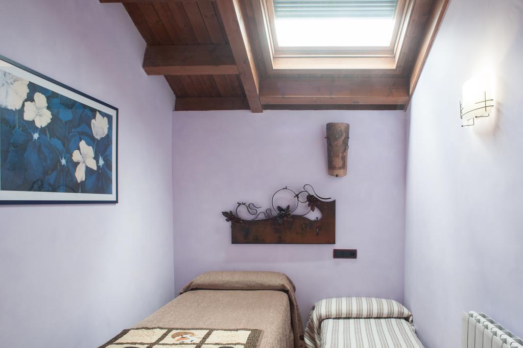Mas La Riera Guest House Campdevanol Ruang foto